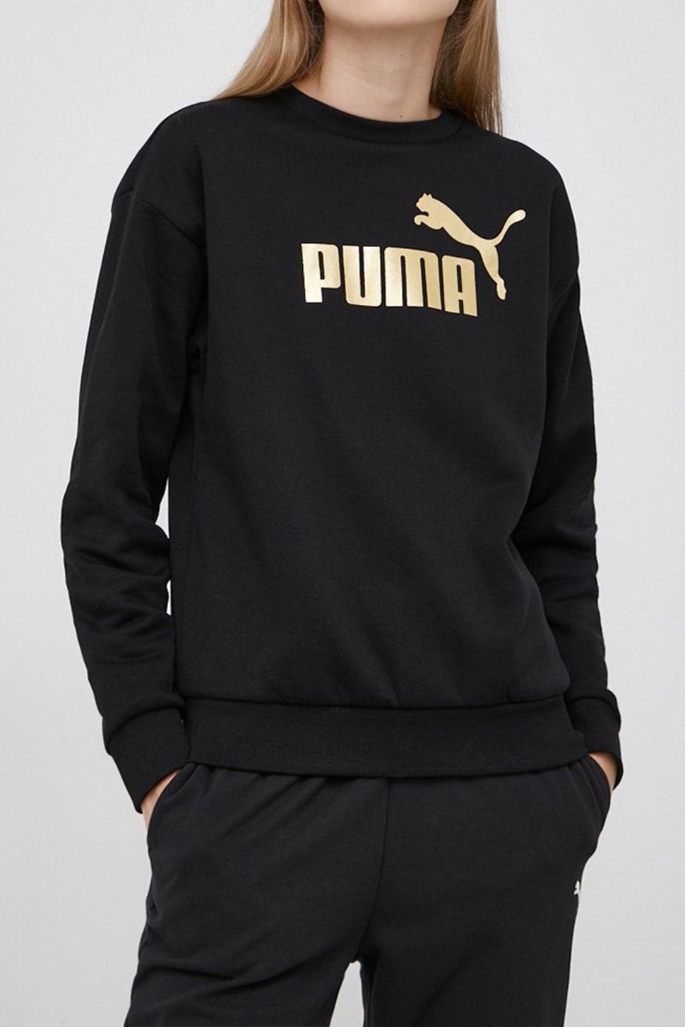 Толстовка жіноча ESS+ Metallic Logo Crew Puma чорна 58689301 — фото 2 — Sport City Толстовка жіноча ESS+ Metallic Logo Crew Puma чорна 58689301 — фото 2