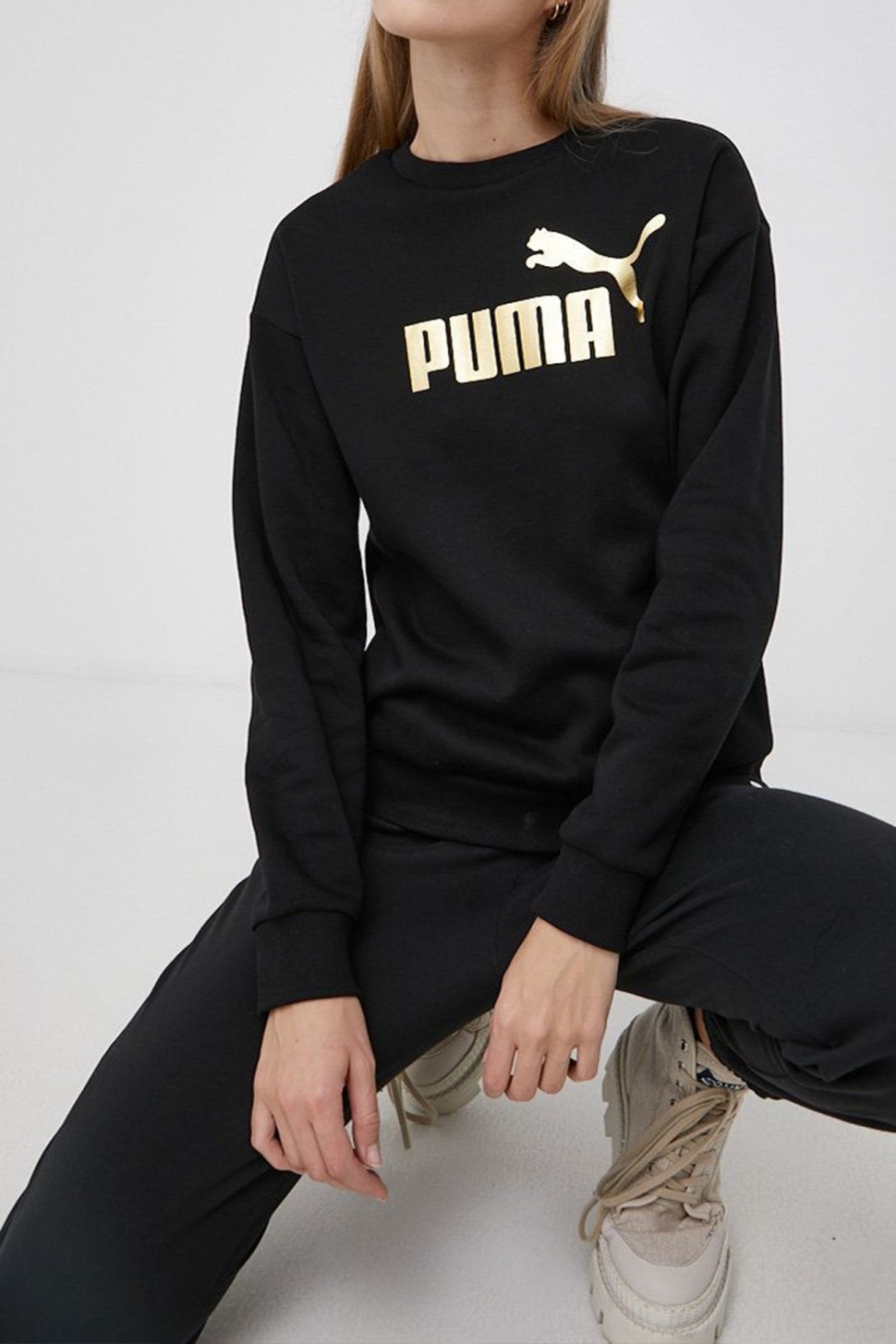 Толстовка жіноча ESS+ Metallic Logo Crew Puma чорна 58689301 — фото 3 — Sport City Толстовка жіноча ESS+ Metallic Logo Crew Puma чорна 58689301 — фото 3