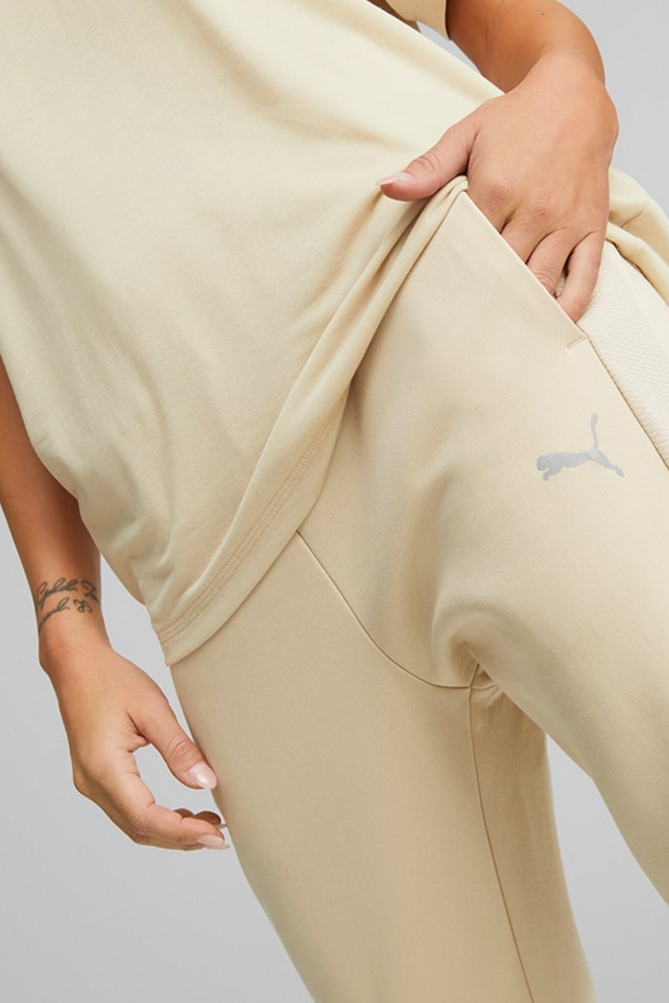 Штани жіночі Puma EVOSTRIPE High-Waist Pants бежеві 67311888 — фото 4