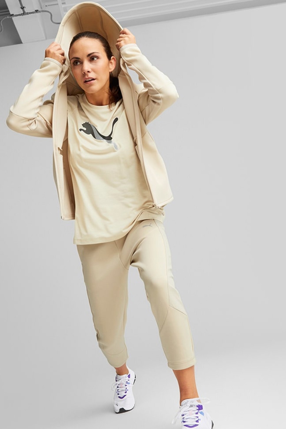Штани жіночі Puma EVOSTRIPE High-Waist Pants бежеві 67311888 — фото 6