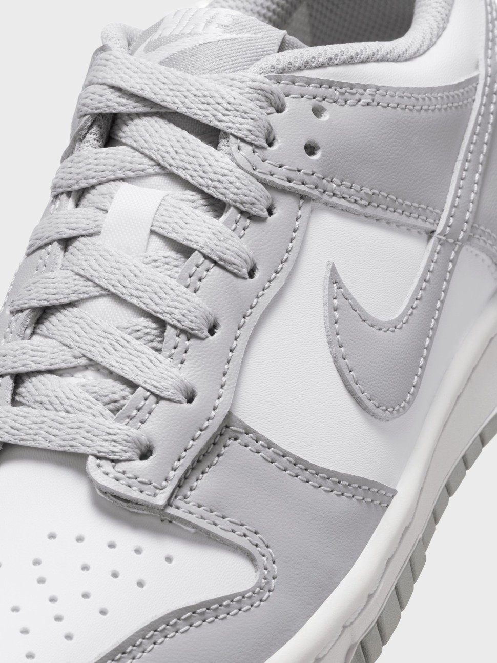 Кроссовки женские Nike DUNK LOW BG серые FB9109-123 — фото 4