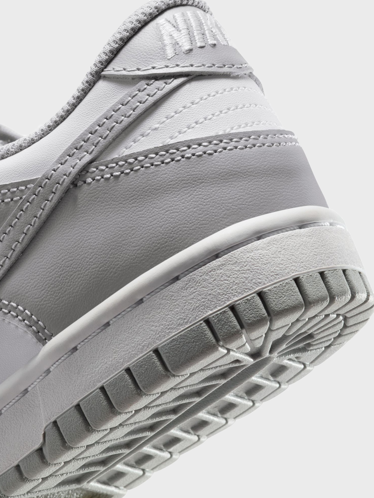 Кросівки жіночі Nike DUNK LOW BG сірі FB9109-123 изображение 5