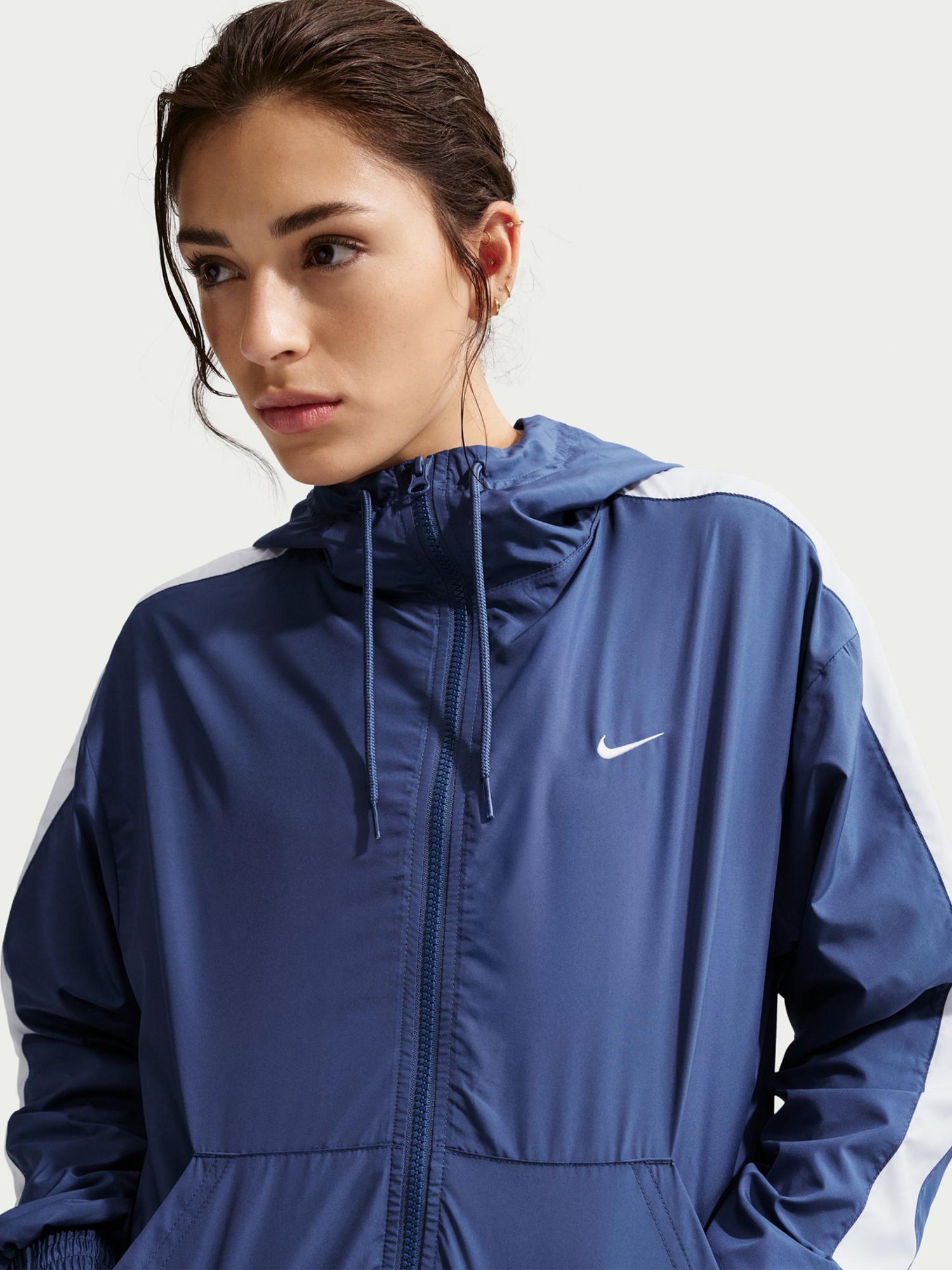 Вітрівка жіноча Nike W NSW ESSNTL UV WVN JKT HD синя FV6298-461 изображение 4
