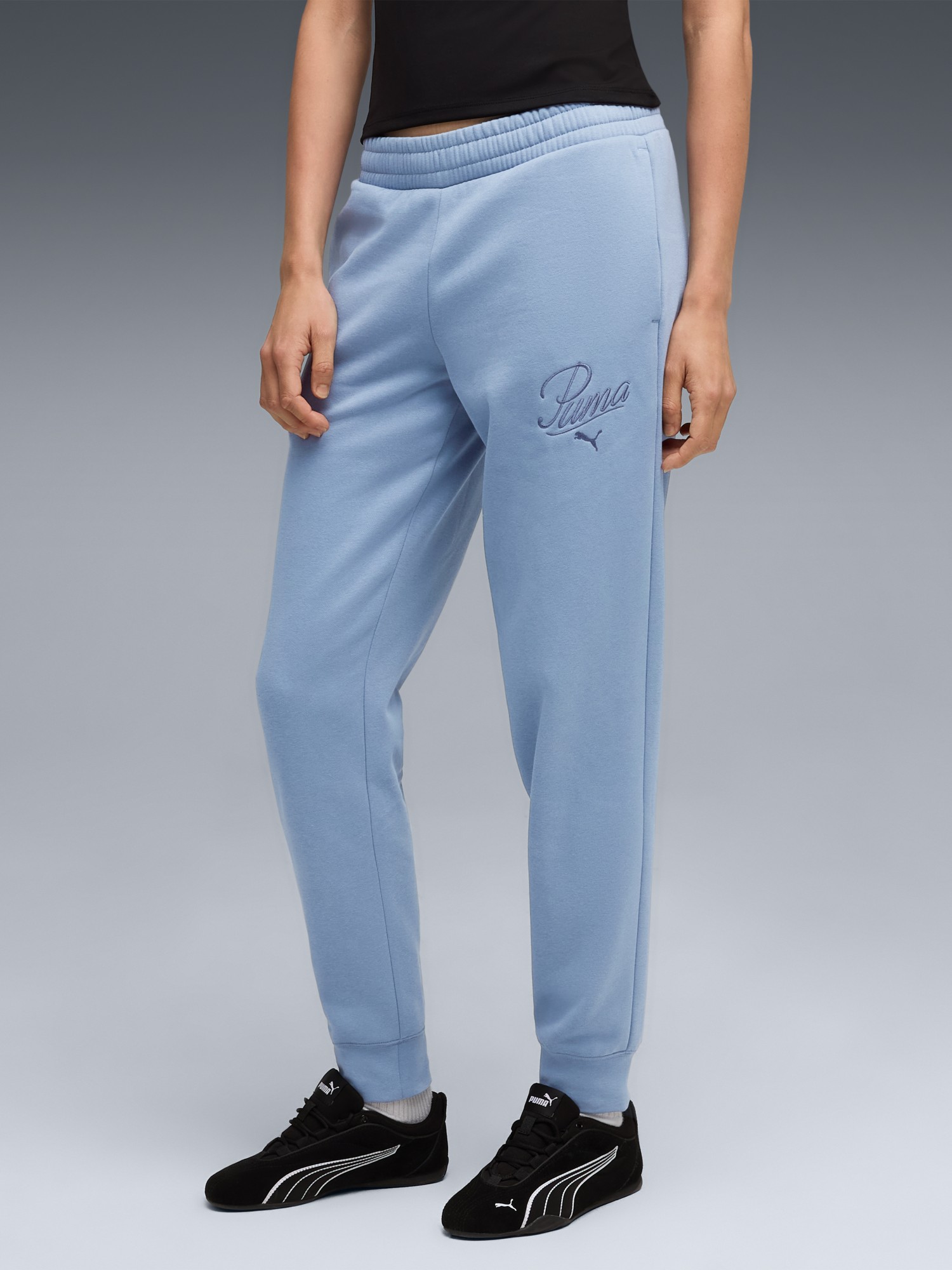 Штани жіночі Puma ESS SCRIPT Sweatpants блакитні 68807434 изображение 2