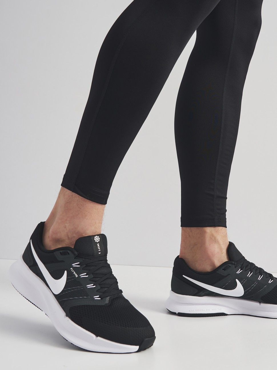 Кросівки чоловічі Nike NIKE RUN SWIFT 3 чорні DR2695-002 — фото 6 — Sport City Кросівки чоловічі Nike NIKE RUN SWIFT 3 чорні DR2695-002 — фото 6
