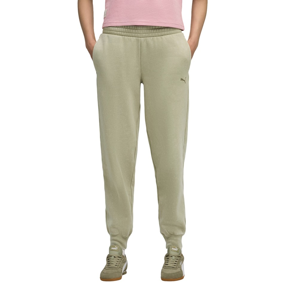 Штани жіночі Puma ESS ELEVATED Wash Sweatpants оливкові 68810482 — Sport City Штани жіночі Puma ESS ELEVATED Wash Sweatpants оливкові 68810482