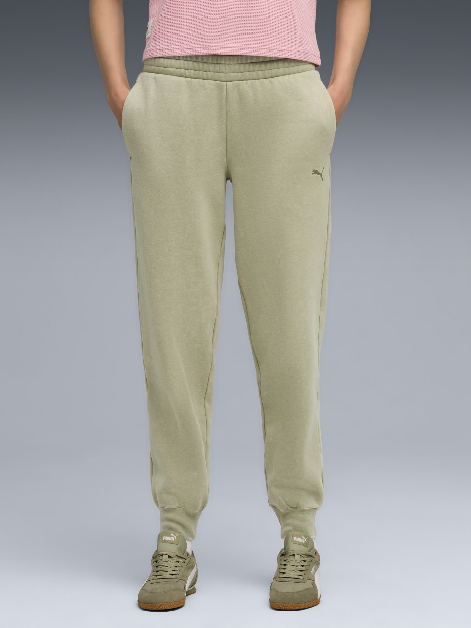 Штани жіночі Puma ESS ELEVATED Wash Sweatpants оливкові 68810482 — фото 2 — Sport City Штани жіночі Puma ESS ELEVATED Wash Sweatpants оливкові 68810482 — фото 2