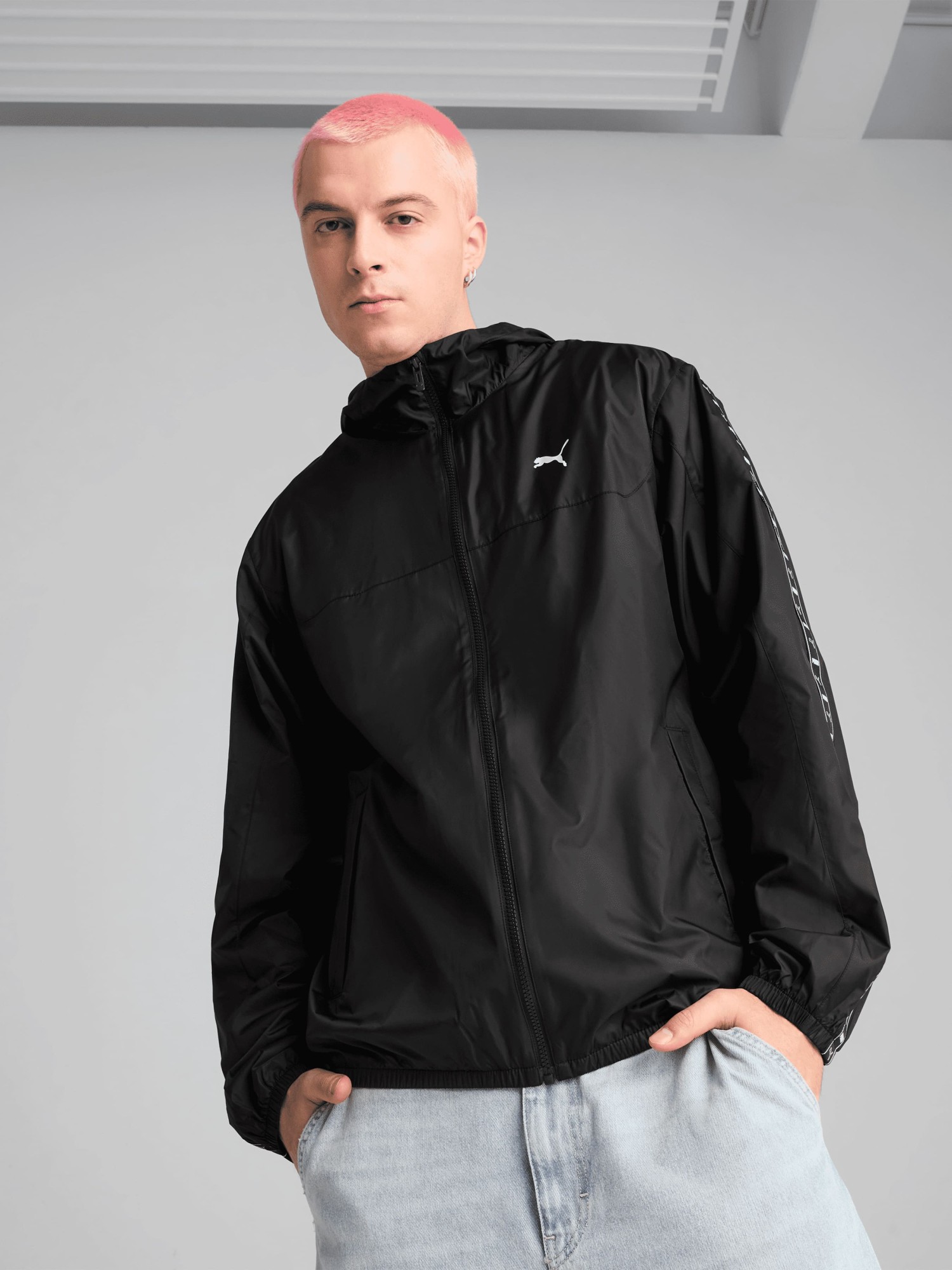 Ветровка мужская Puma ESS Tape Windbreaker черная 68462901 изображение 2