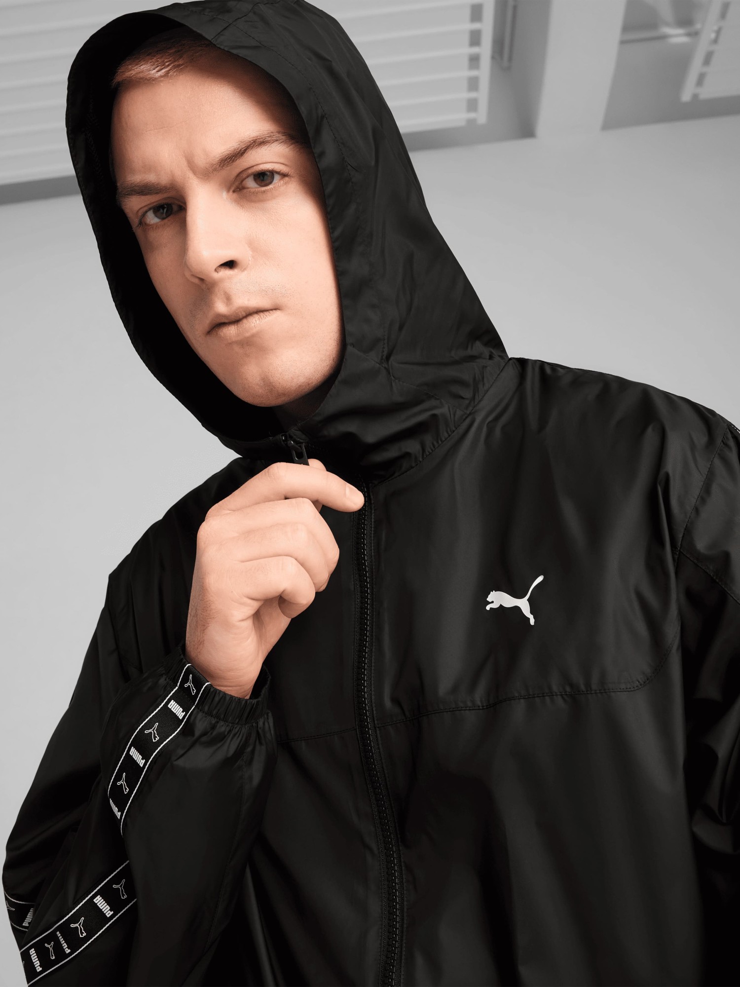 Ветровка мужская Puma ESS Tape Windbreaker черная 68462901 изображение 5