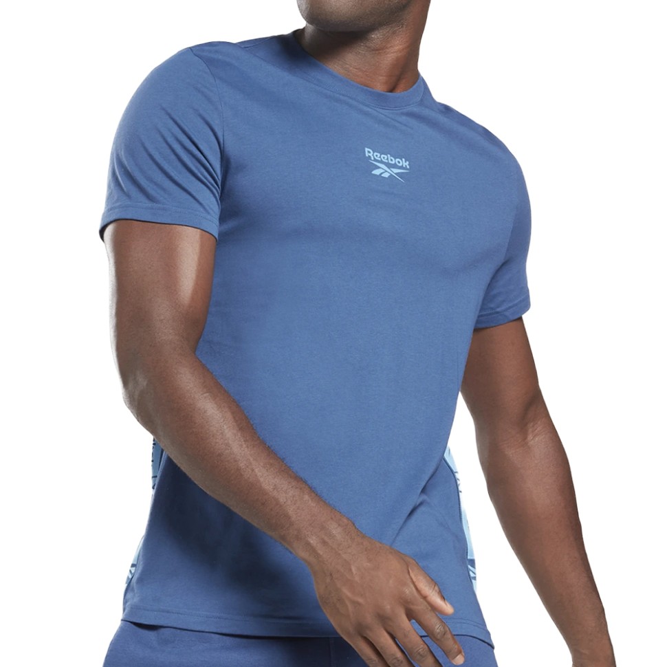 Футболка мужская Reebok Ri Tape Tee голубая HB2147 — Sport City Футболка мужская Reebok Ri Tape Tee голубая HB2147