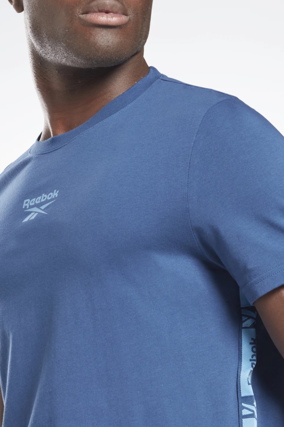 Футболка мужская Reebok Ri Tape Tee голубая HB2147 — фото 5 — Sport City Футболка мужская Reebok Ri Tape Tee голубая HB2147 — фото 5