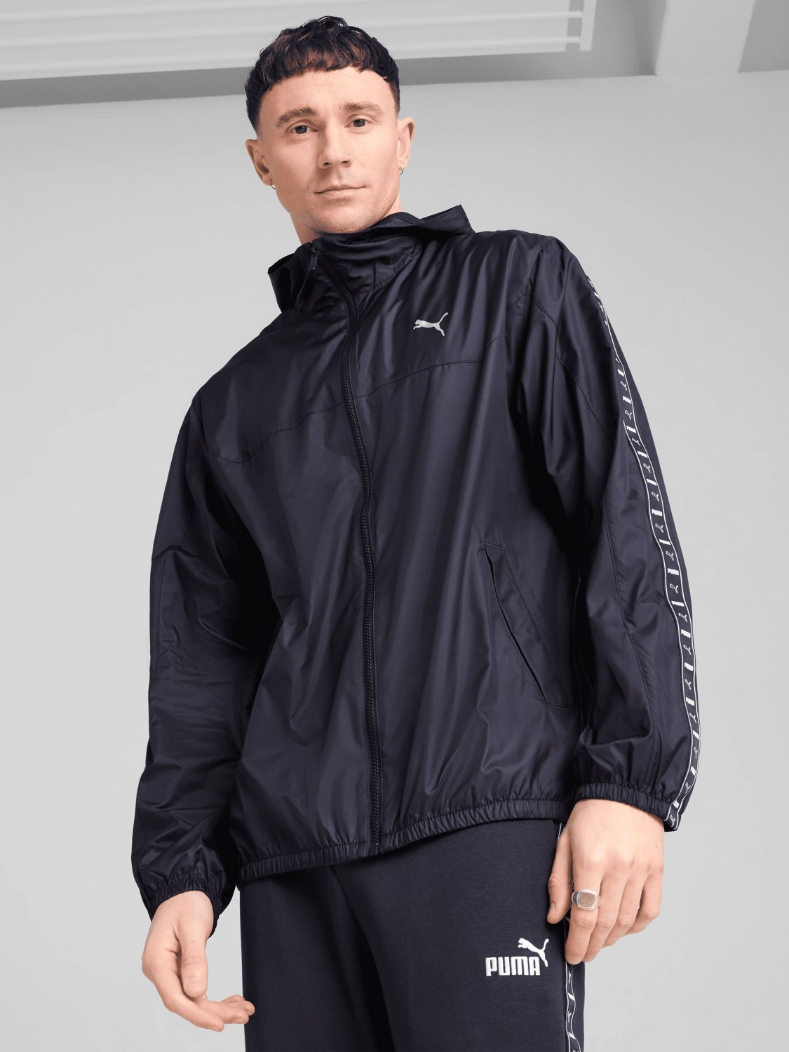 Ветровка мужская Puma ESS Tape Windbreaker черная 68462916 изображение 2