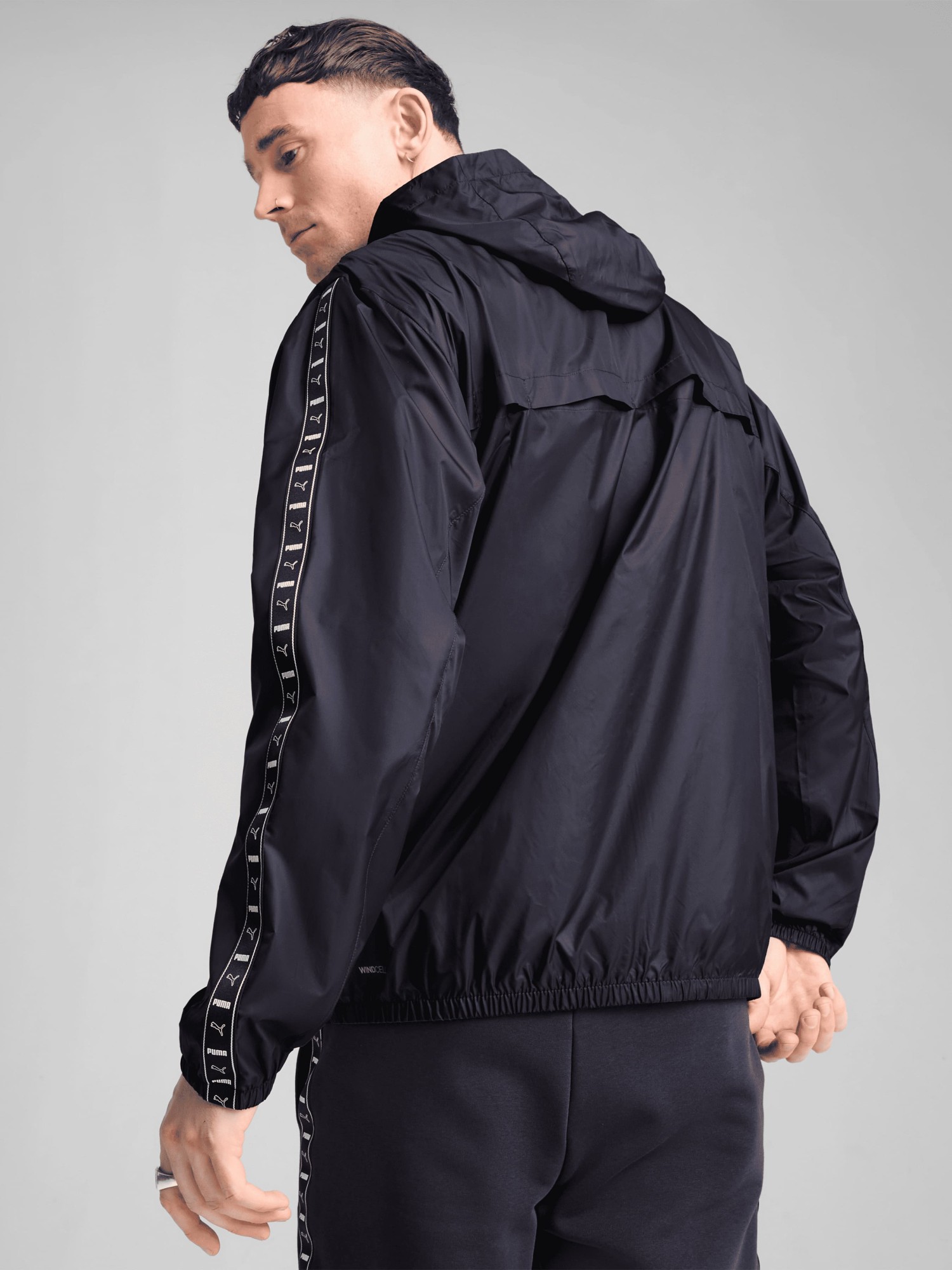 Вітрівка чоловіча Puma ESS Tape Windbreaker чорна 68462916 изображение 3