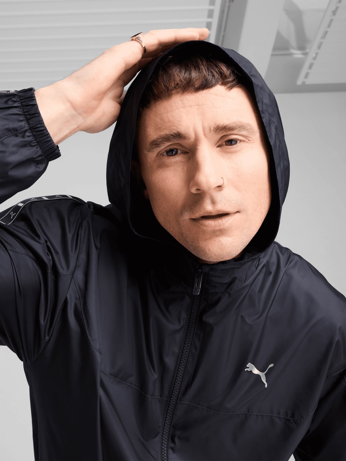 Ветровка мужская Puma ESS Tape Windbreaker черная 68462916 изображение 4