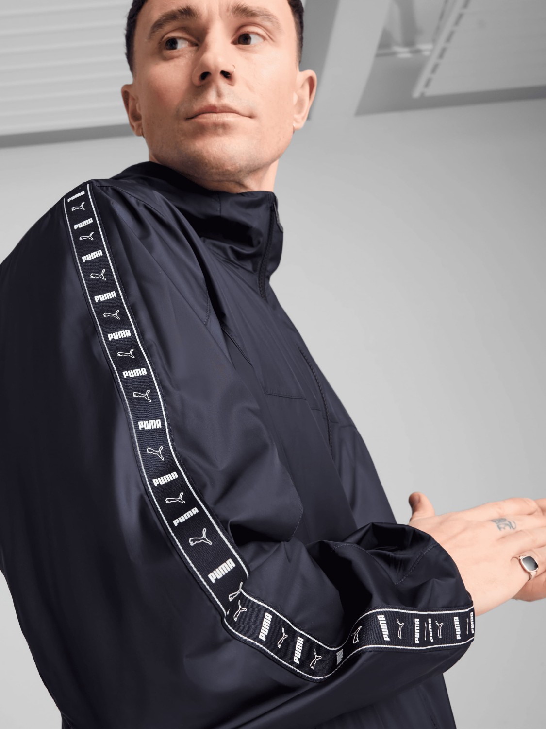 Ветровка мужская Puma ESS Tape Windbreaker черная 68462916 изображение 5
