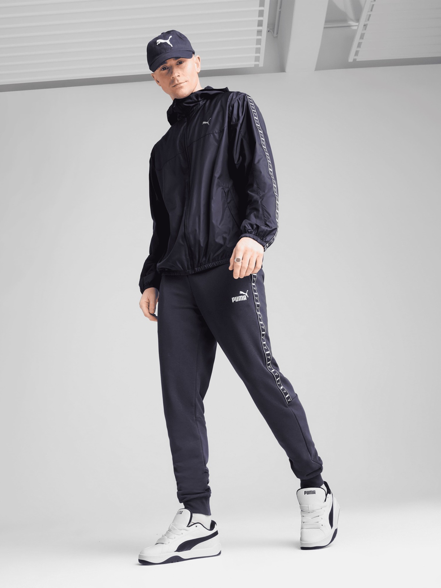 Вітрівка чоловіча Puma ESS Tape Windbreaker чорна 68462916 изображение 6