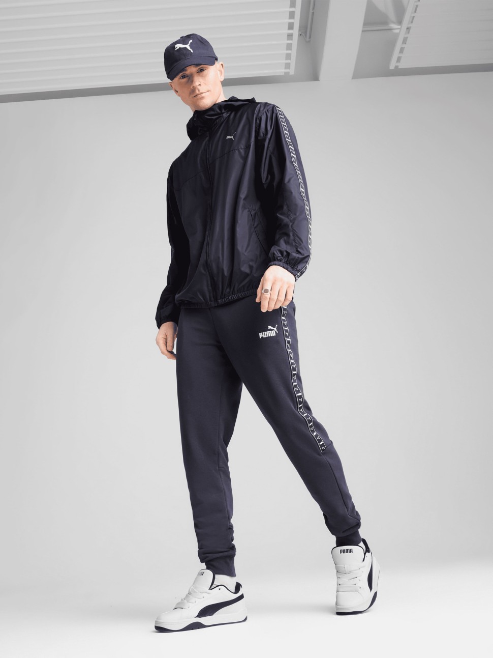 Вітрівка чоловіча Puma ESS Tape Windbreaker чорна 68462916 — фото 6