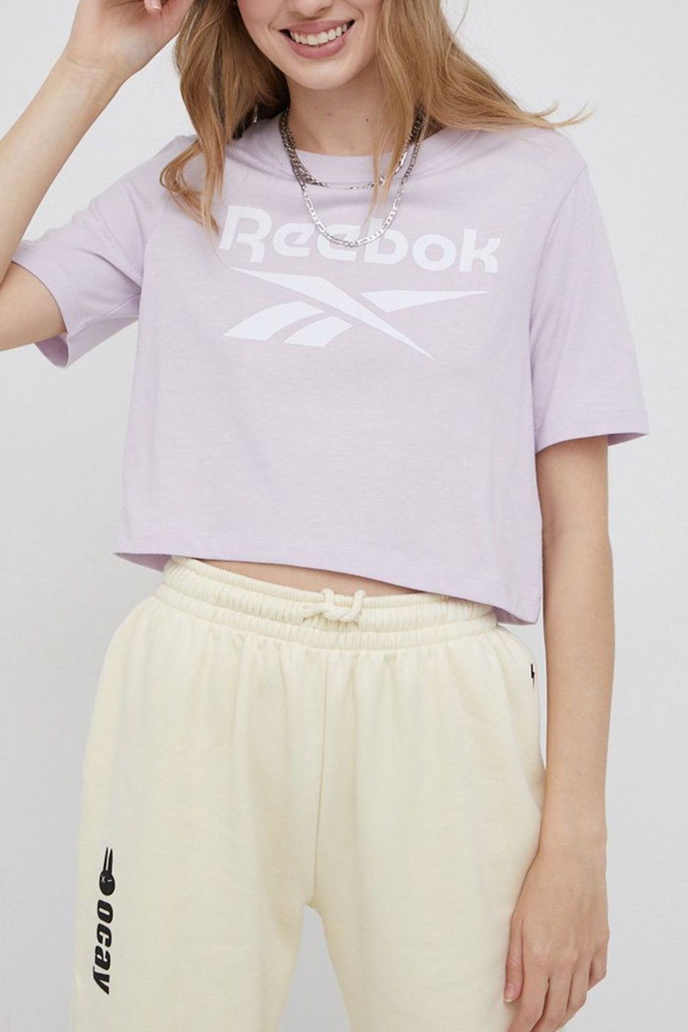 Футболка женская Reebok Ri Bl Crop Tee фиолетовая HB2277 — фото 2 — Sport City Футболка женская Reebok Ri Bl Crop Tee фиолетовая HB2277 — фото 2