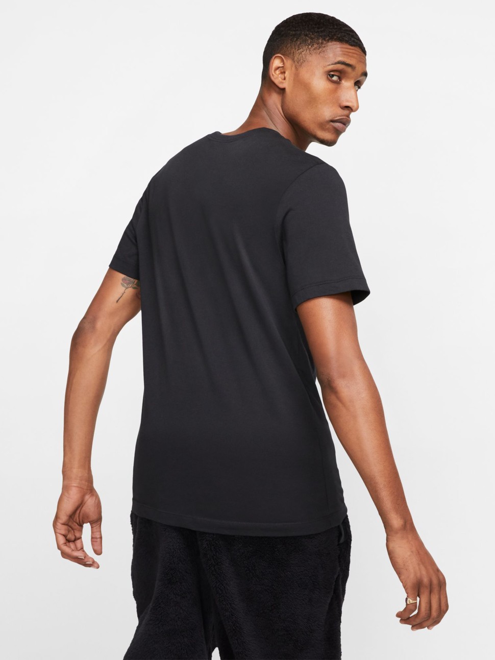 Футболка чоловіча Nike Sportswear Club чорна AR4997-013 — фото 4