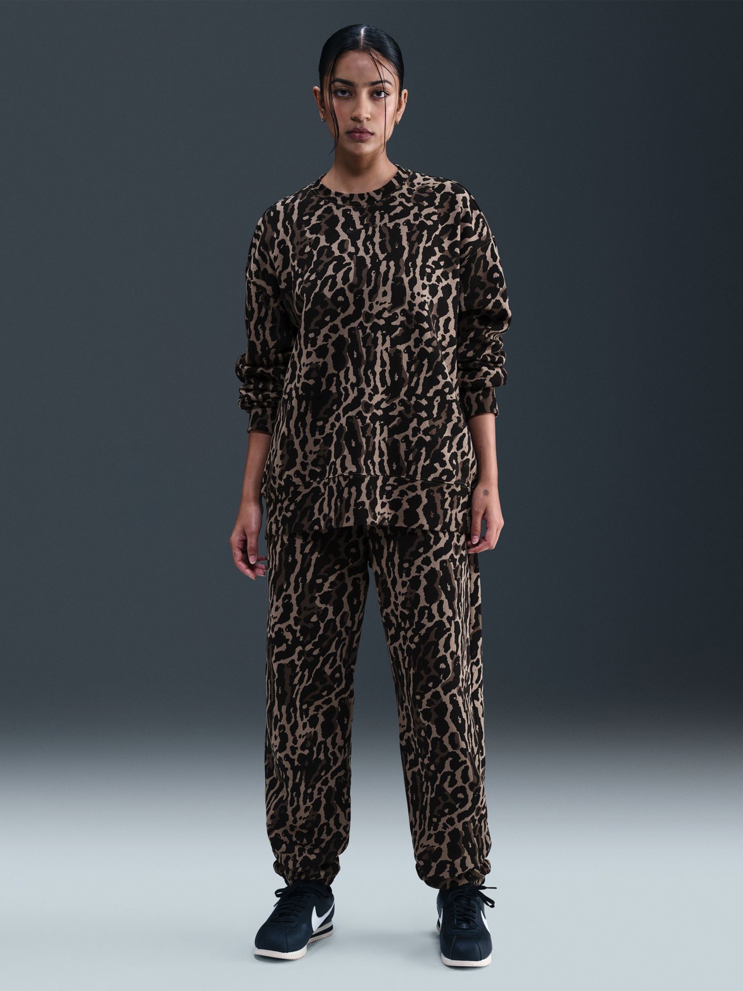 Брюки женские Nike W NSW PHNX FLC HR OS AOP PNT коричневые IB2366-010 изображение 2