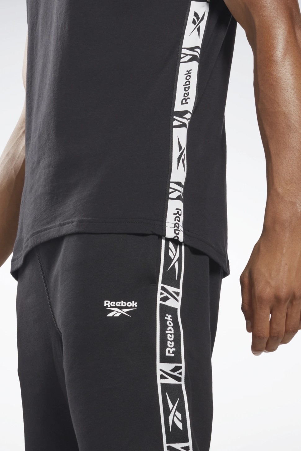 Футболка мужская Reebok Ri Tape Tee черная HB5975 — фото 5 — Sport City Футболка мужская Reebok Ri Tape Tee черная HB5975 — фото 5