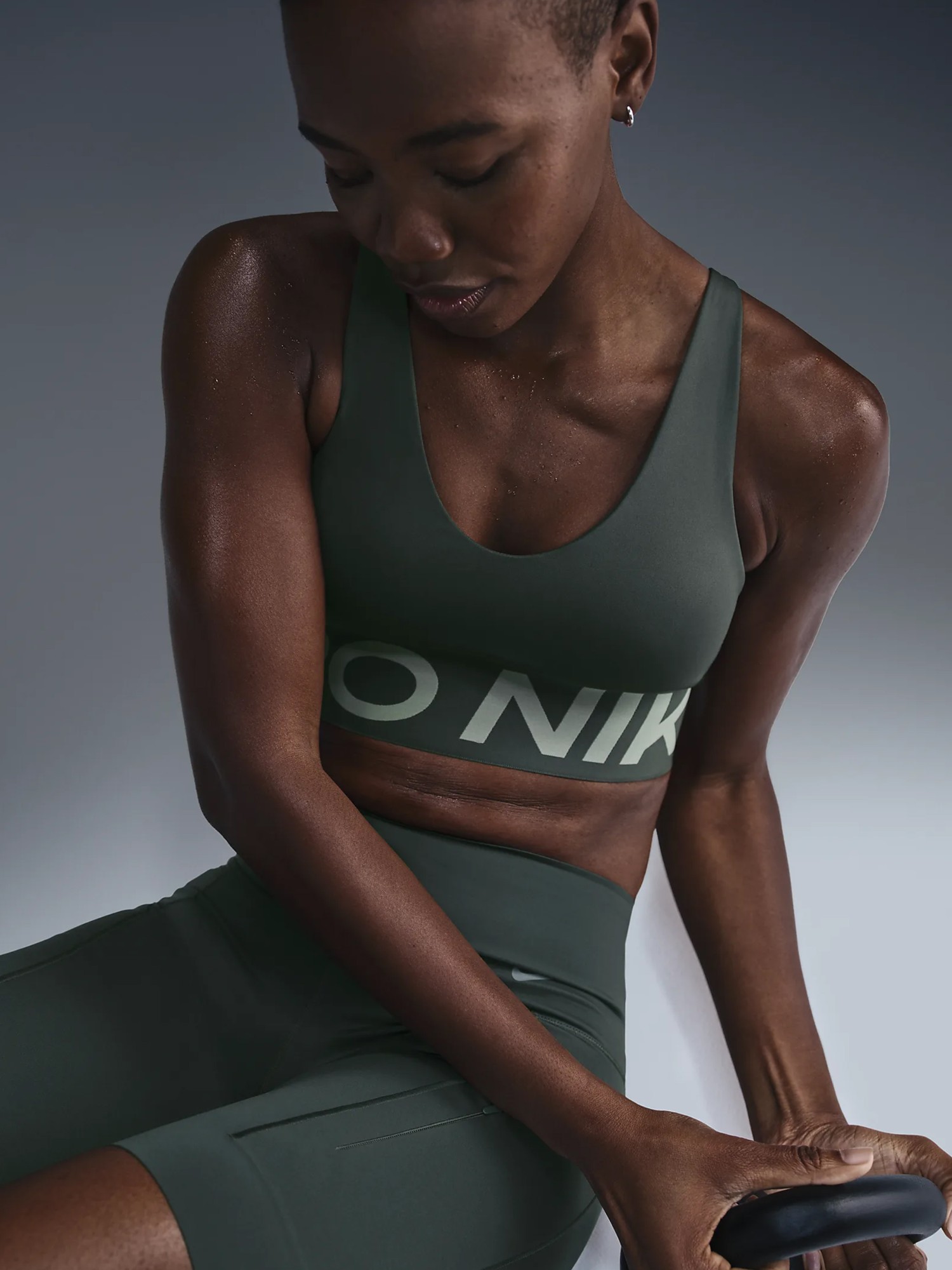 Бра женский Nike W NP INDY PLUNGE BRA BOLD зеленый HF7324-338 изображение 2