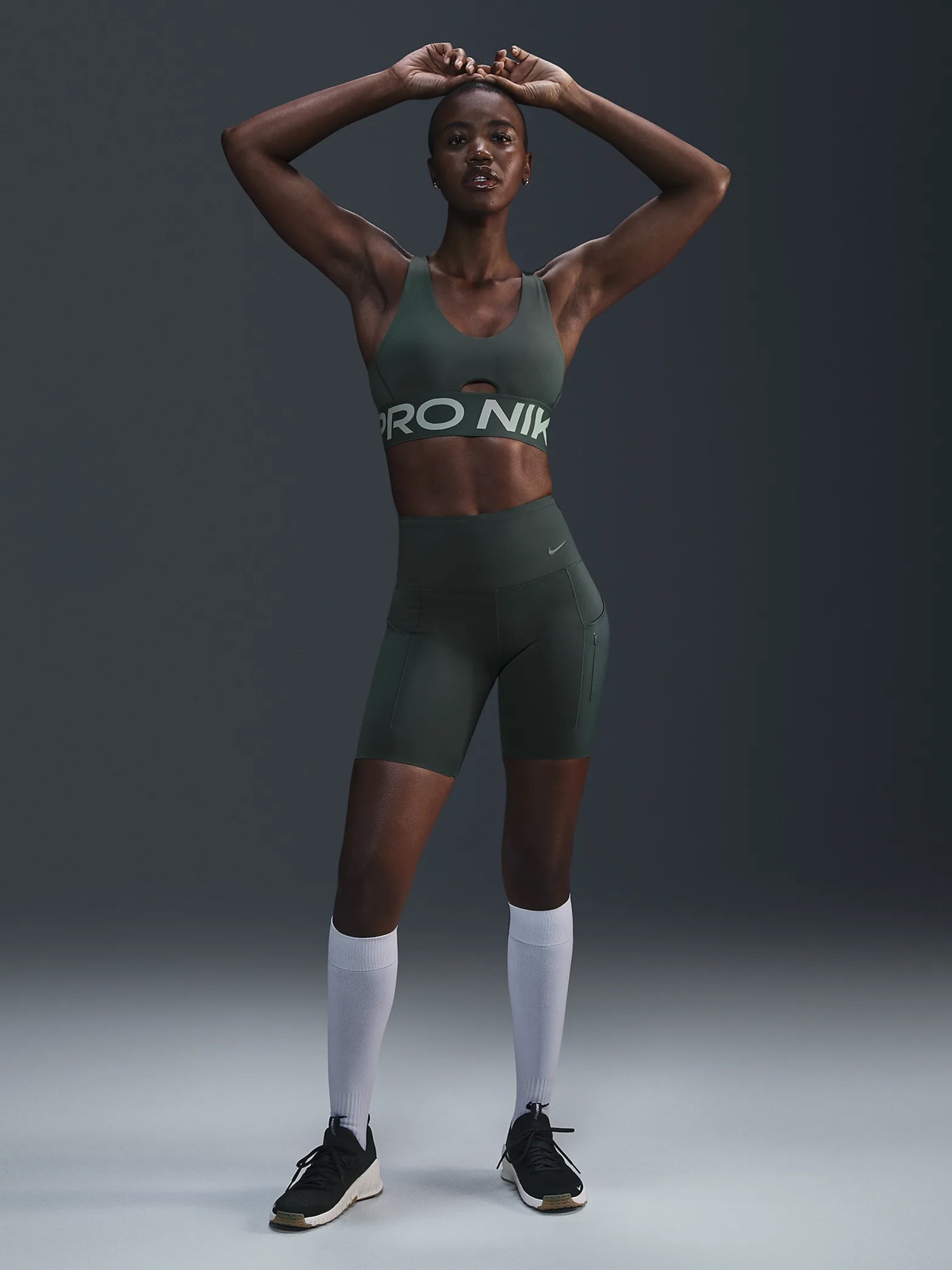 Бра женский Nike W NP INDY PLUNGE BRA BOLD зеленый HF7324-338 изображение 3