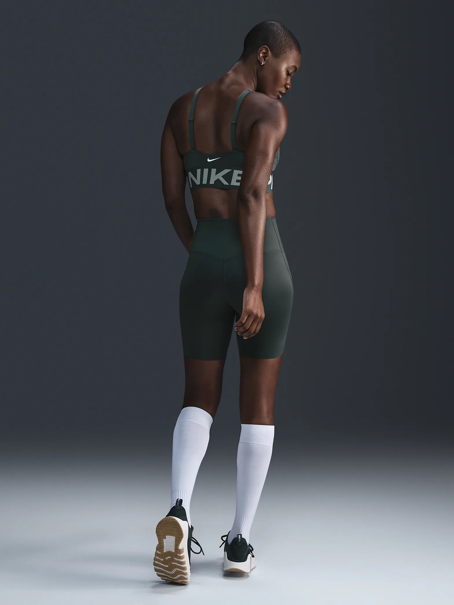 Бра женский Nike W NP INDY PLUNGE BRA BOLD зеленый HF7324-338 изображение 4