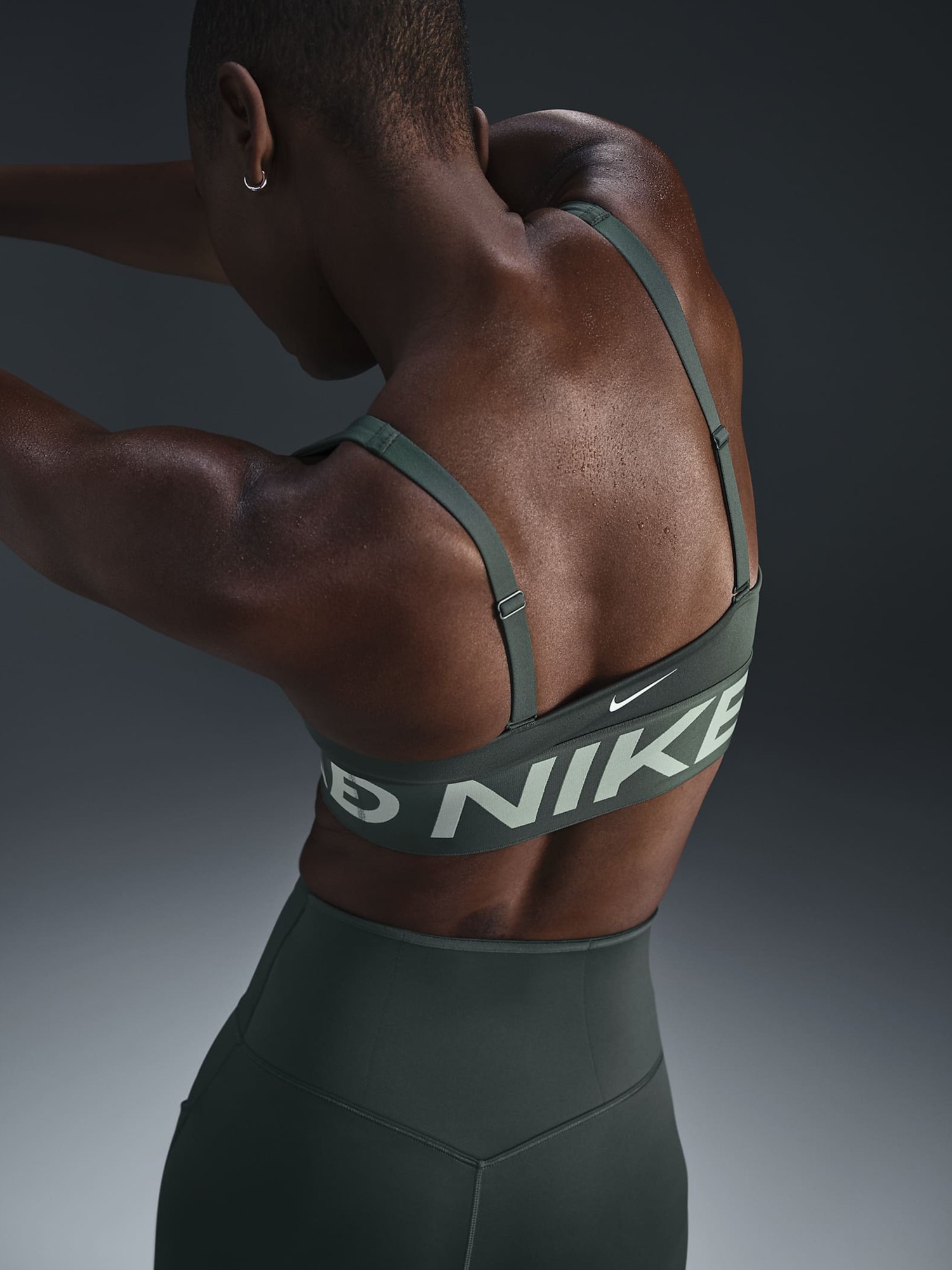 Бра женский Nike W NP INDY PLUNGE BRA BOLD зеленый HF7324-338 изображение 6