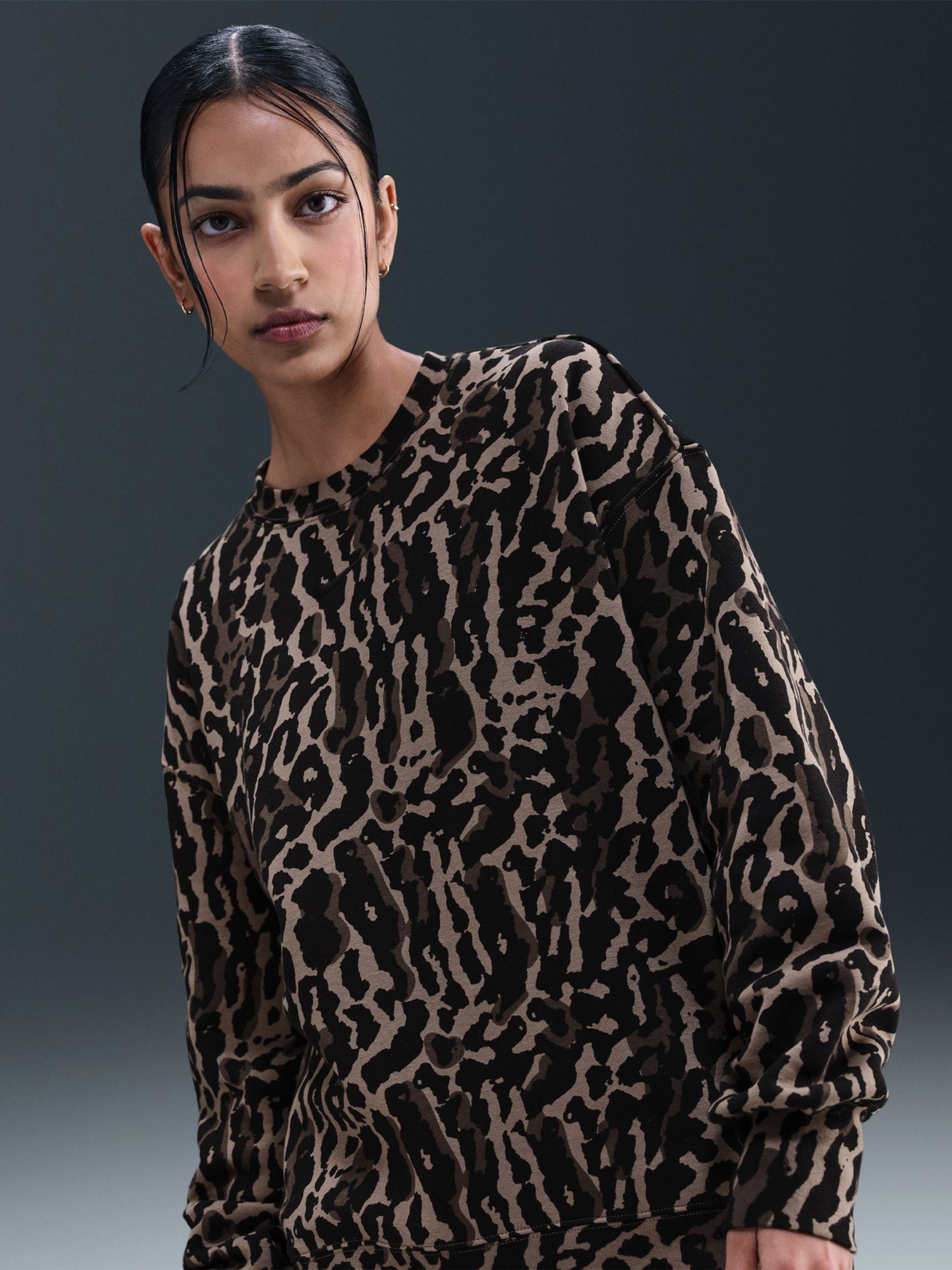 Толстовка женская Nike W NSW PHNX FLC OS AOP CREW коричневая IB2371-010 изображение 2