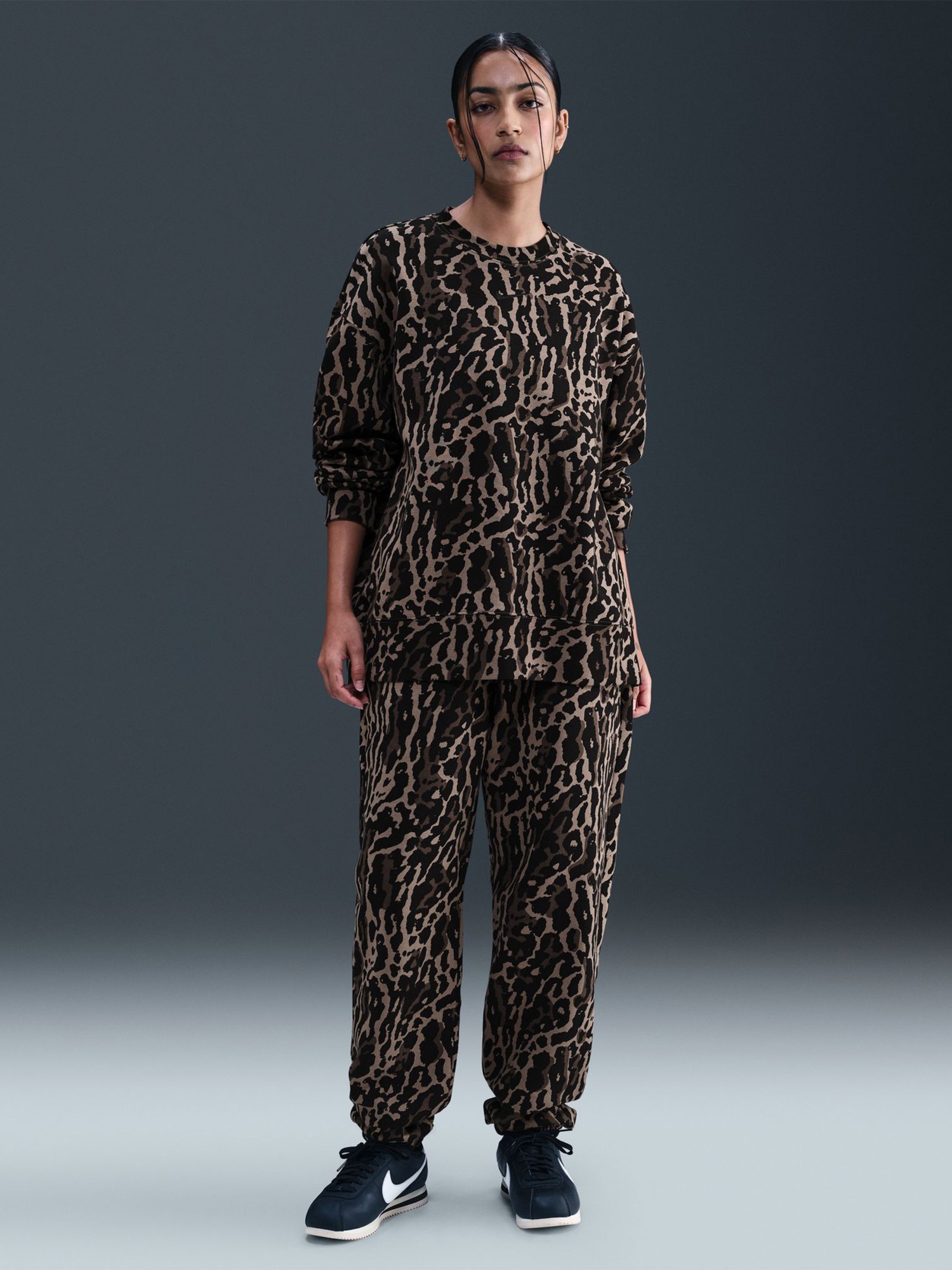 Толстовка женская Nike W NSW PHNX FLC OS AOP CREW коричневая IB2371-010 изображение 5