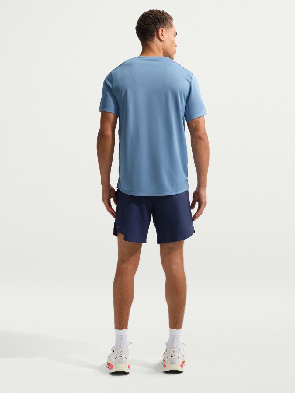 Футболка мужская Nike M NK DF UV MILER SS голубая DV9315-486 — фото 3
