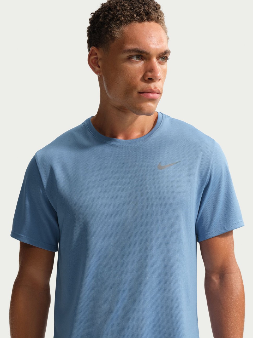 Футболка мужская Nike M NK DF UV MILER SS голубая DV9315-486 — фото 4