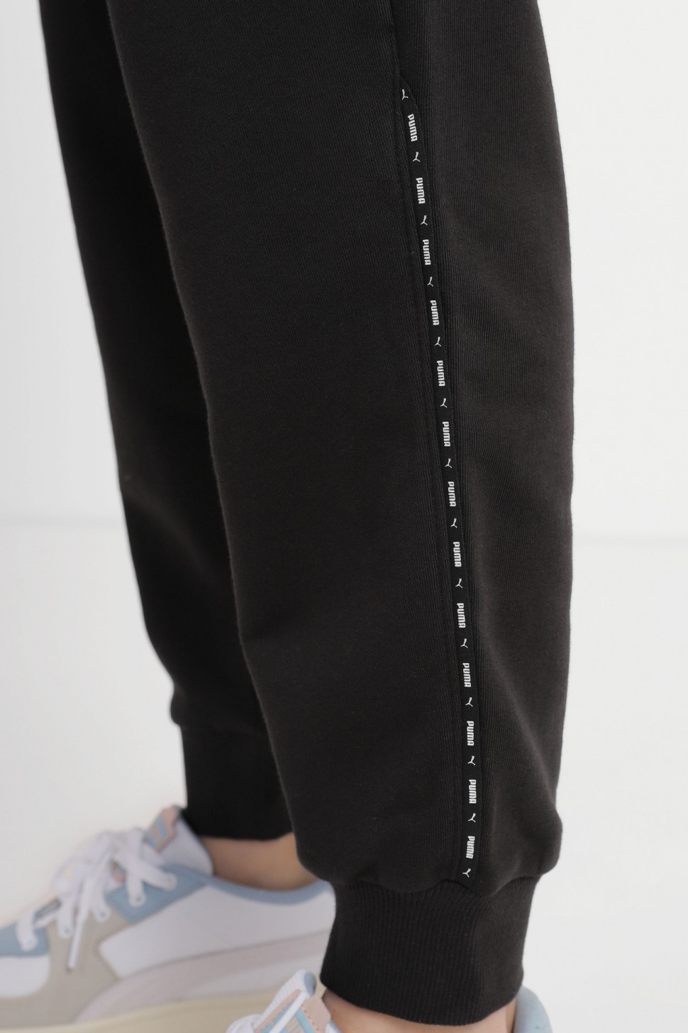 Штани жіночі Puma PUMA POWER Tape Pants чорні 67422701 — фото 4
