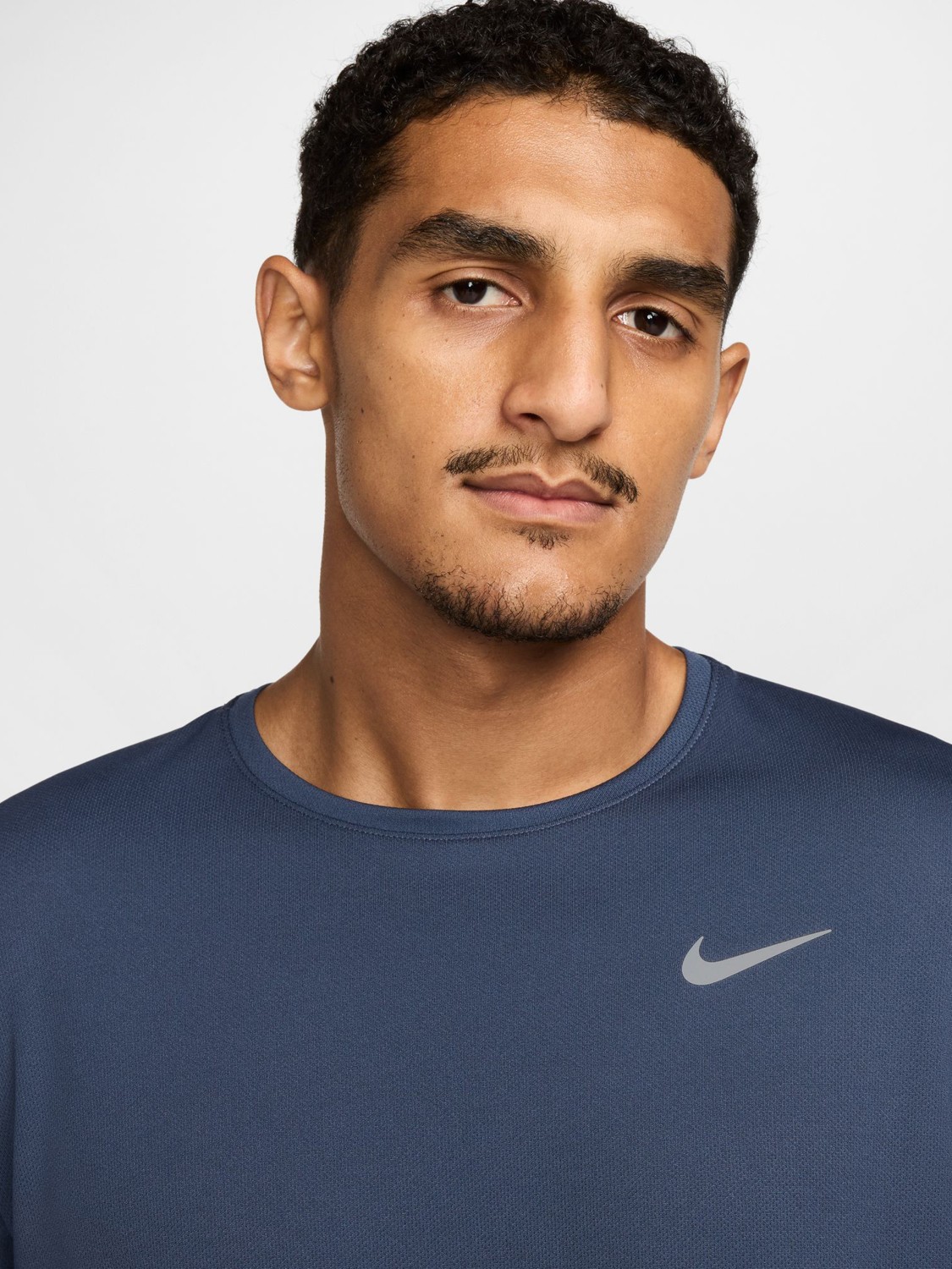 Футболка чоловіча Nike M NK DF UV MILER SS синя DV9315-437 изображение 4