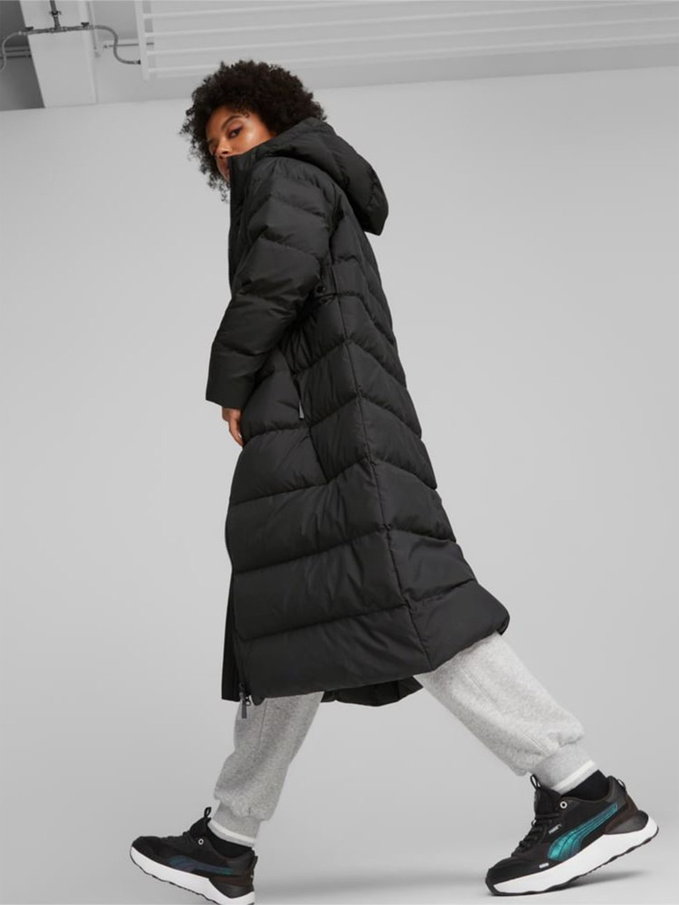 Куртка жіноча Puma Long Hooded Down Coat чорна 67536501 — фото 3