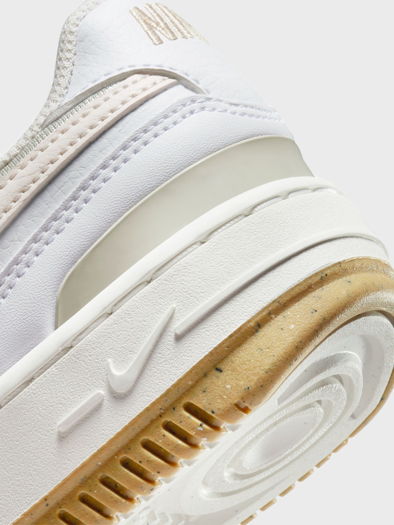 Кросівки жіночі Nike WMNS NIKE GAMMA FORCE білі DX9176-103 изображение 5