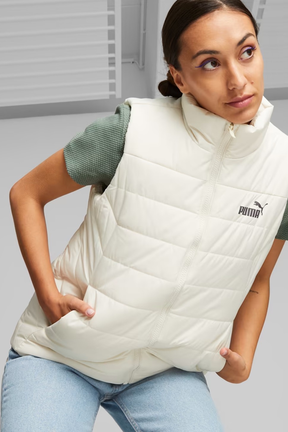 Жилетка жіноча Puma ESS Padded Vest молочна 84894187 — фото 2