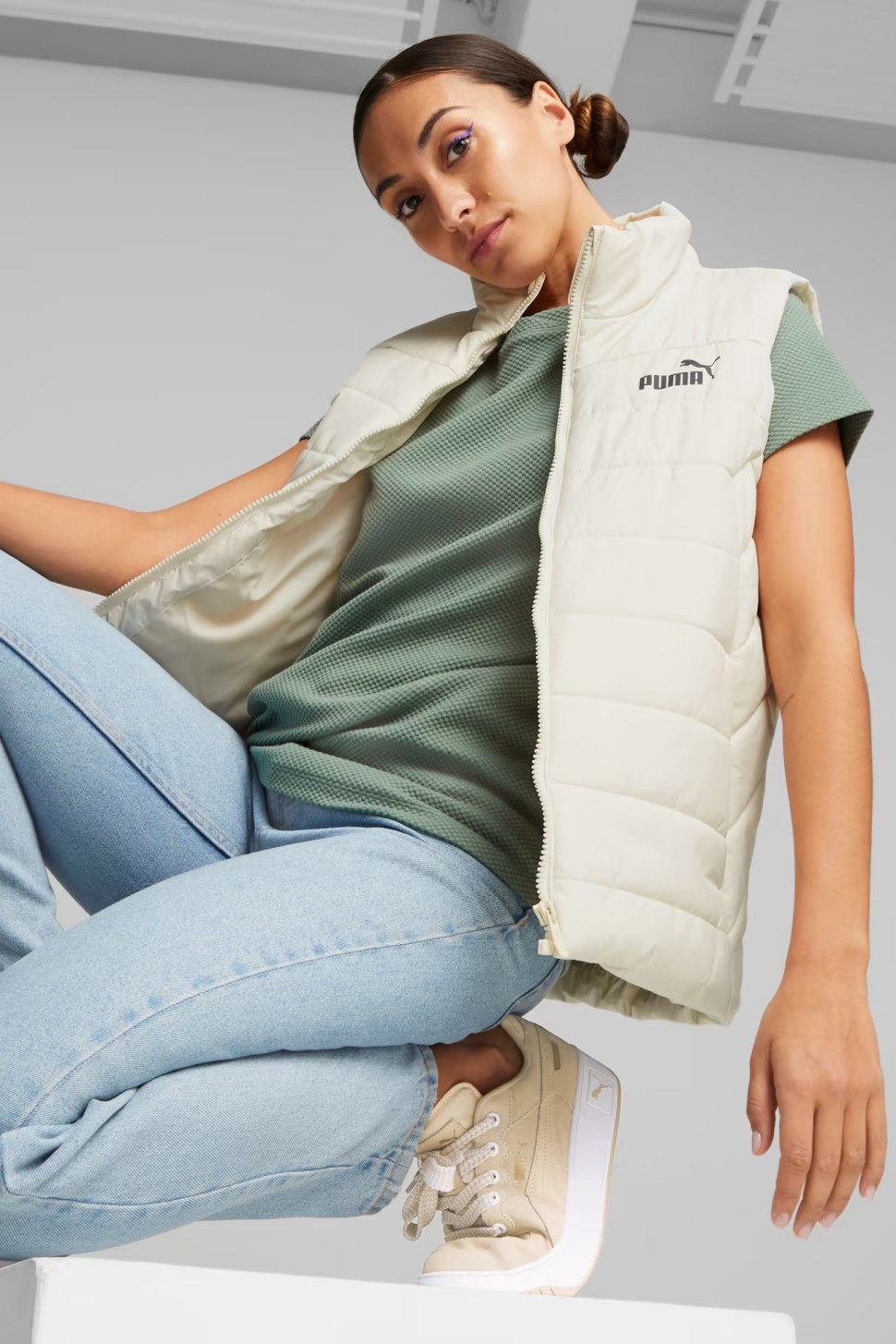 Жилетка жіноча Puma ESS Padded Vest молочна 84894187 — фото 3