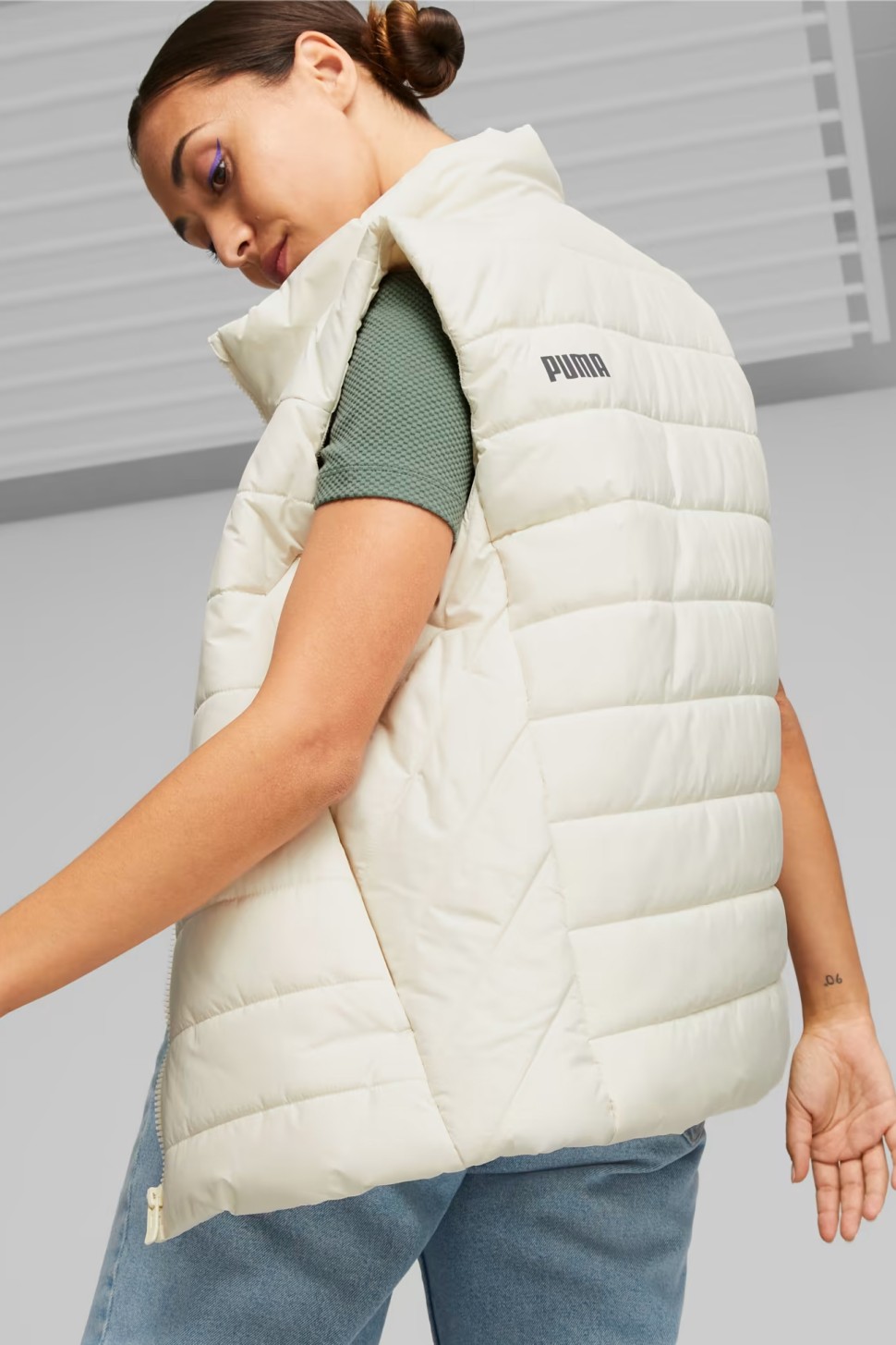 Жилетка жіноча Puma ESS Padded Vest молочна 84894187 — фото 6