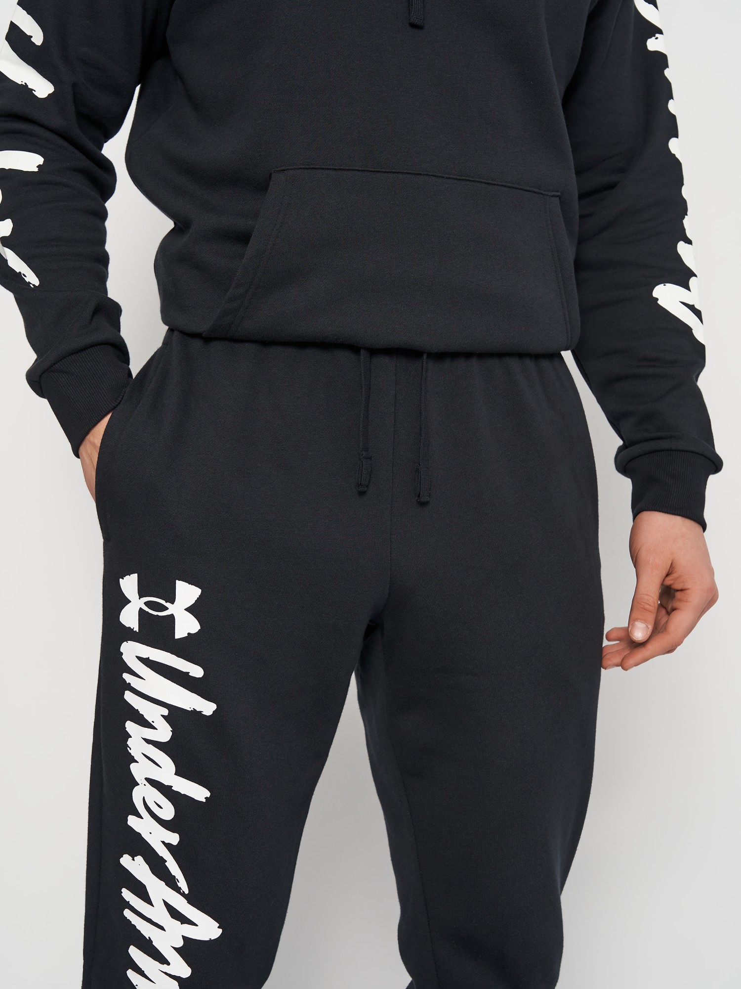 Брюки мужские Under Armour UA Rival Fleece Graphic Jgrs черные 1379776-001 изображение 5
