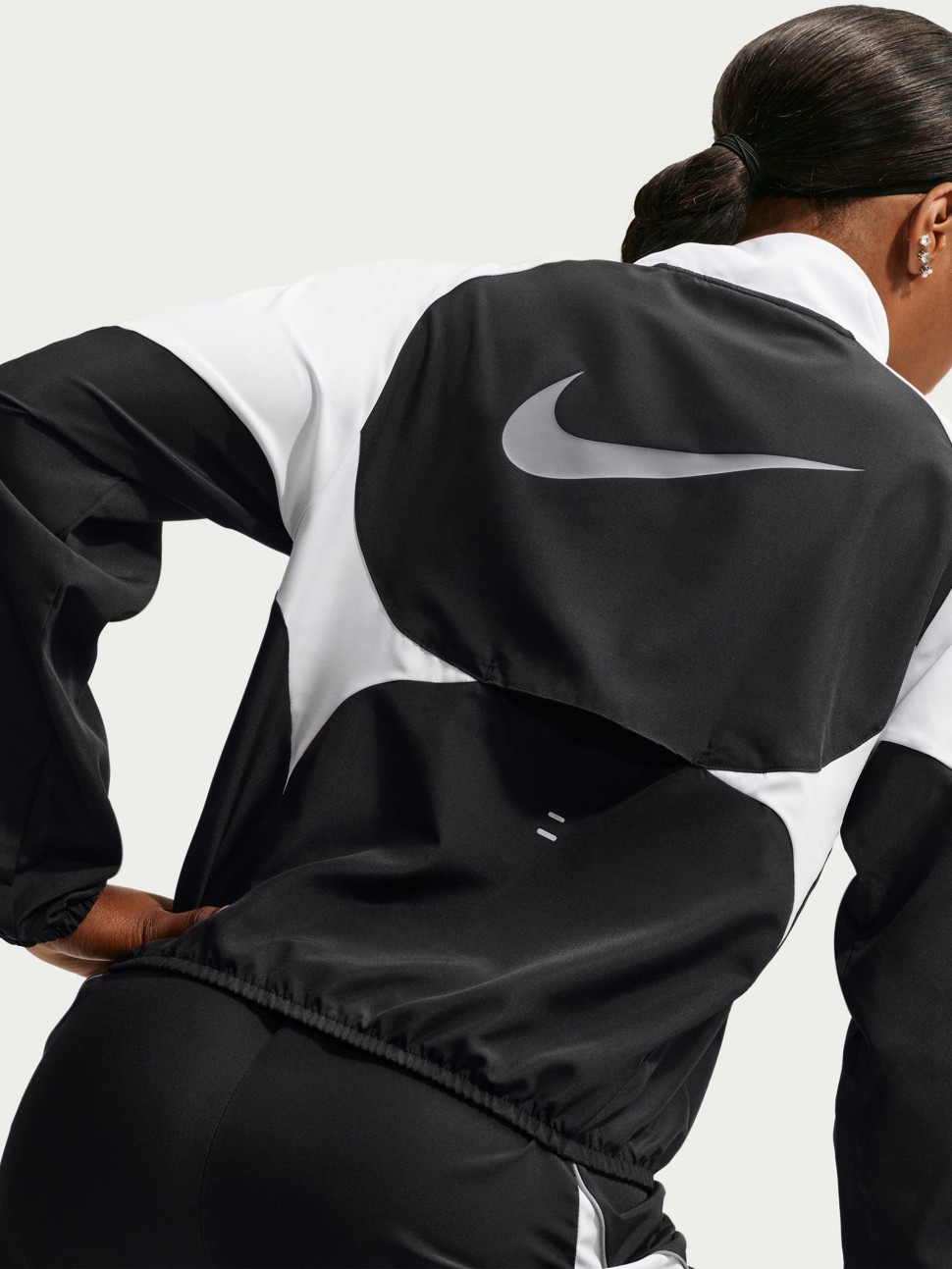 Women's Windbreaker Nike W NK TEMPO SWSH DF JKT black IM7579-011 — photo 5 — Sport City Women's Windbreaker Nike W NK TEMPO SWSH DF JKT black IM7579-011 — photo 5