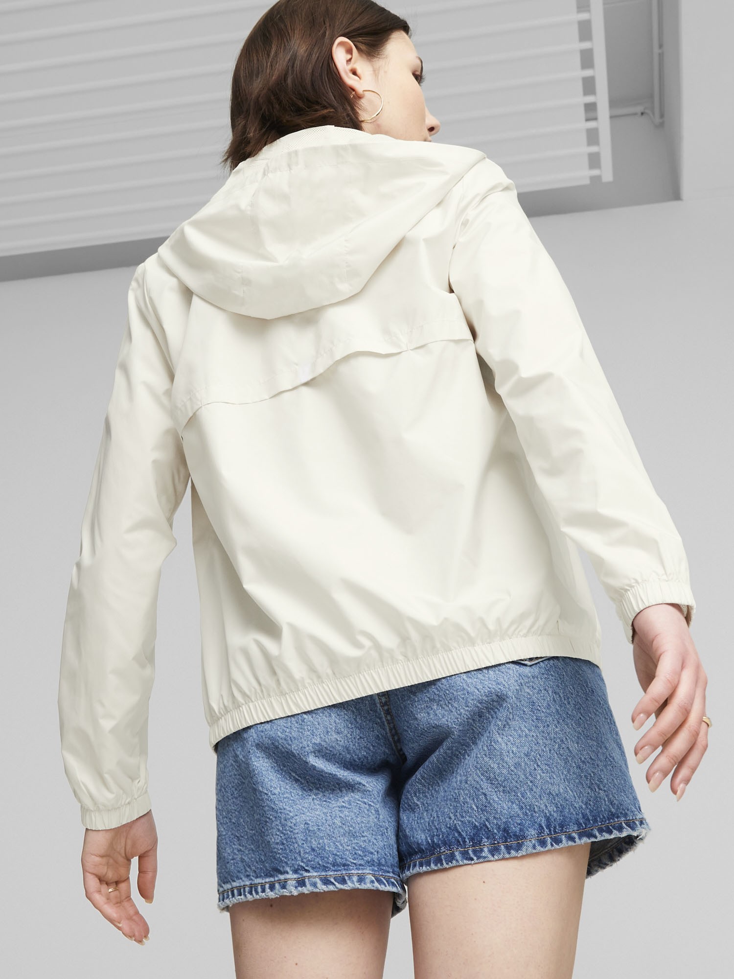 Ветровка женская Puma ESS Solid Windbreaker молочная 84749487 изображение 3