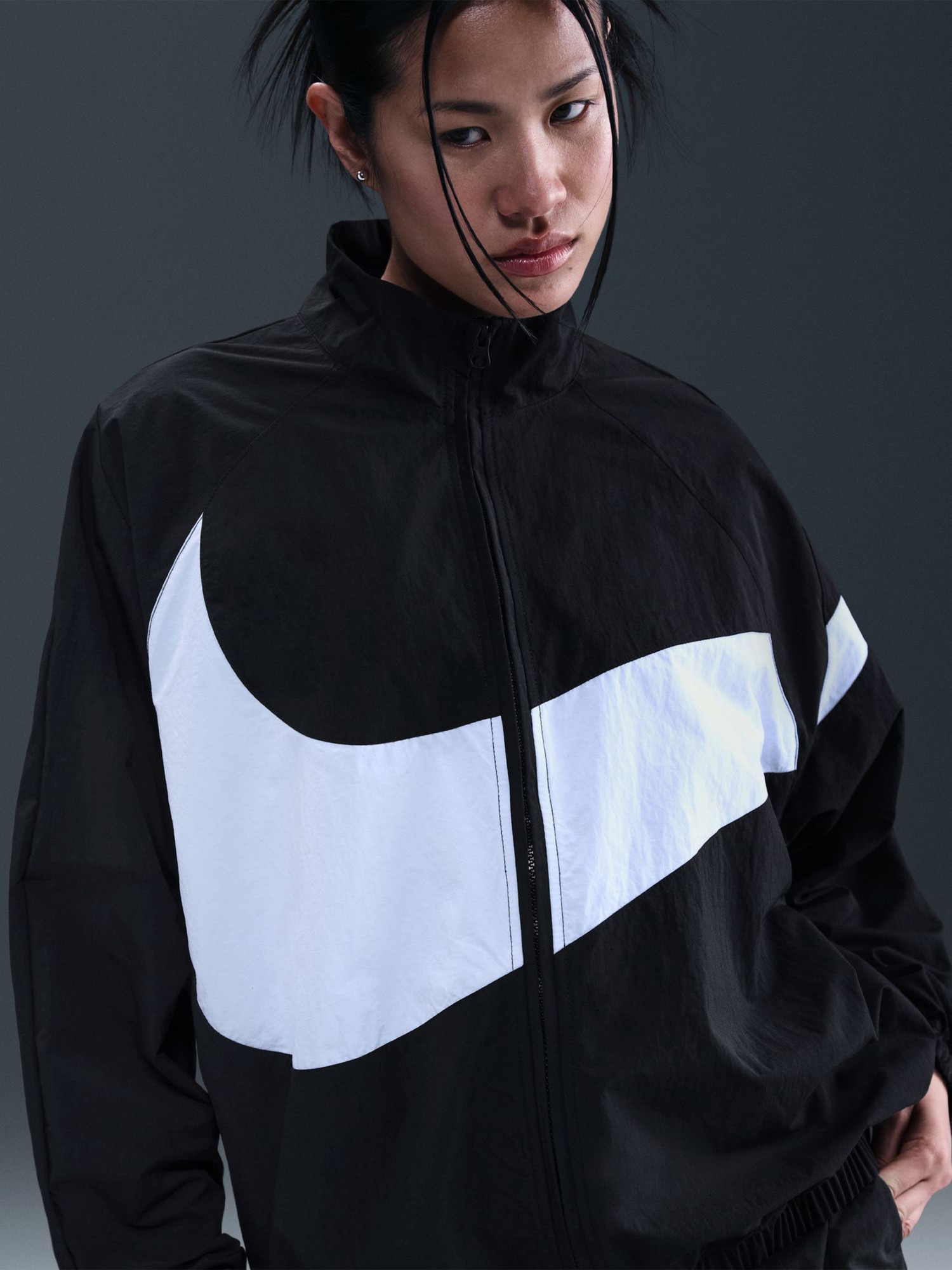 Толстовка женская Nike W NSW LOGO OS TRACK JKT черная HV4107-010 изображение 2