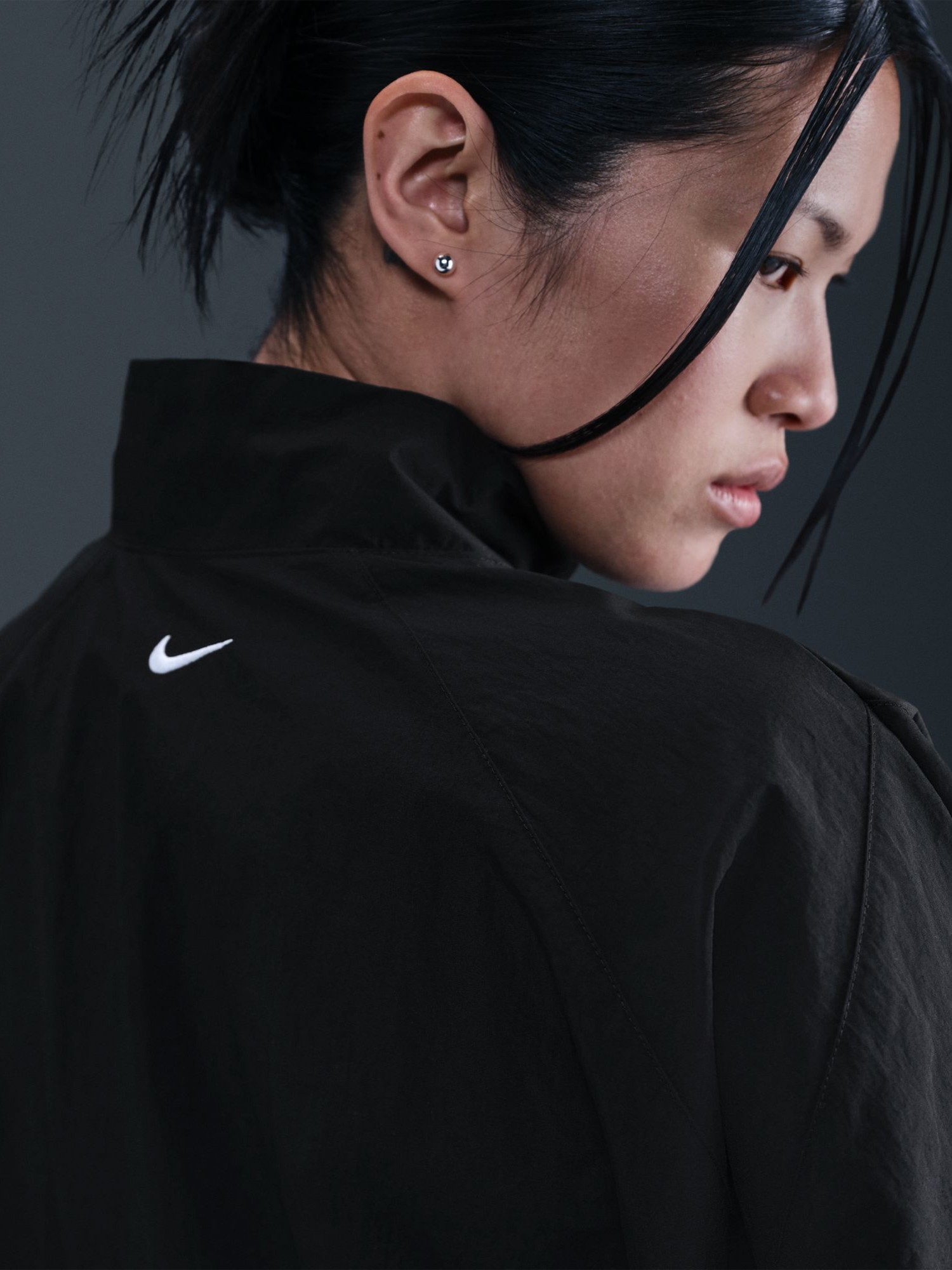 Толстовка женская Nike W NSW LOGO OS TRACK JKT черная HV4107-010 изображение 3