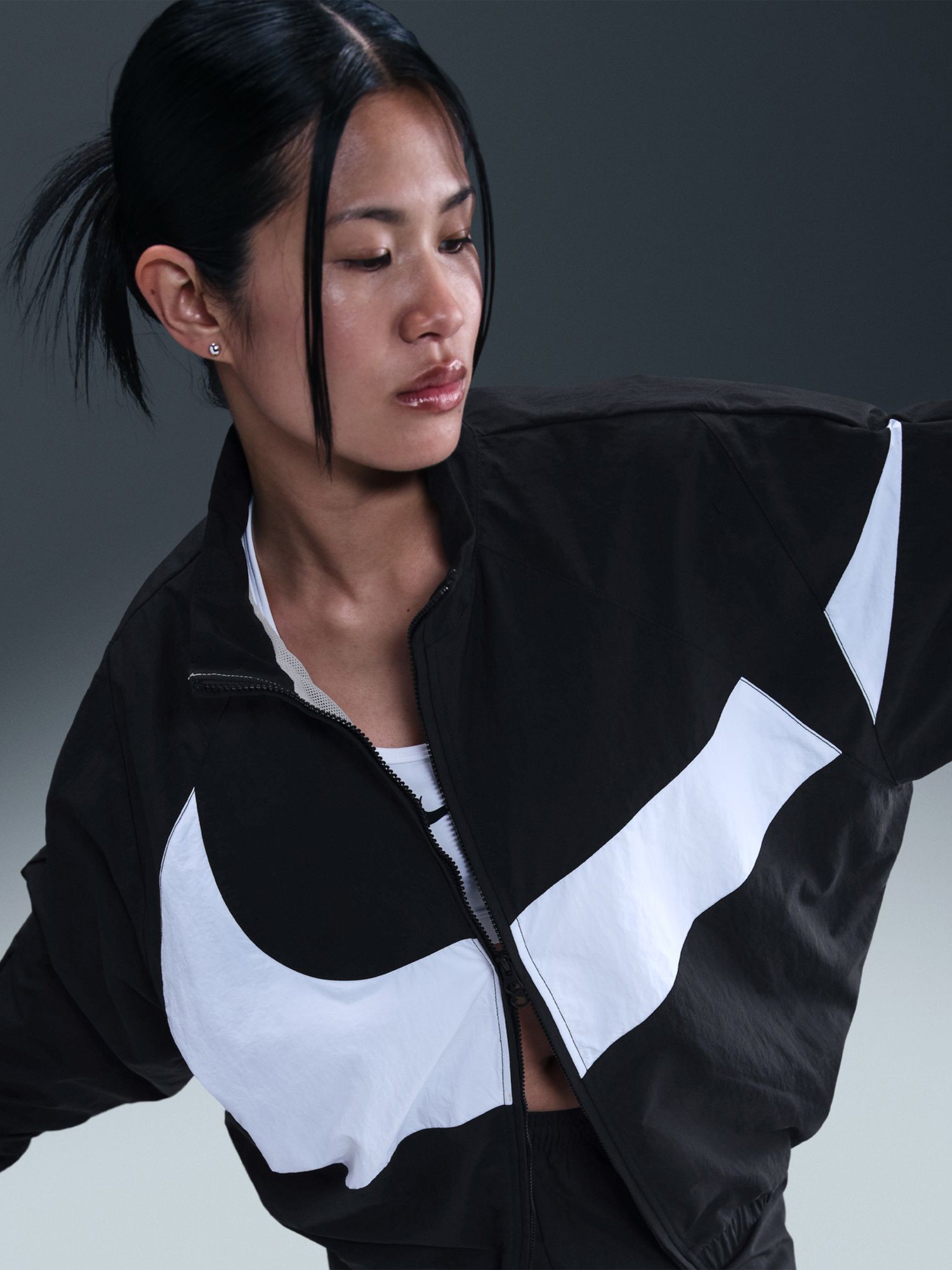 Толстовка женская Nike W NSW LOGO OS TRACK JKT черная HV4107-010 изображение 4