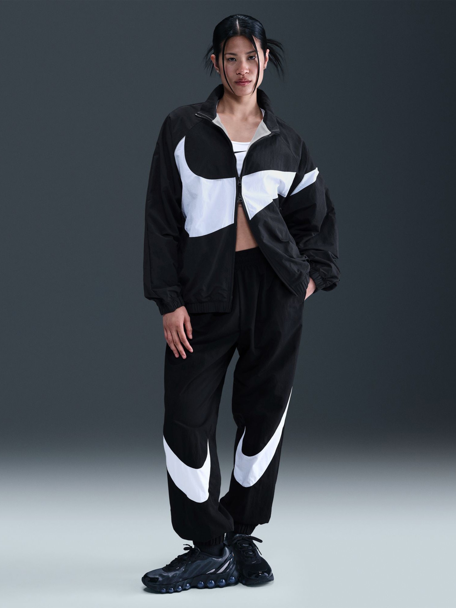 Толстовка женская Nike W NSW LOGO OS TRACK JKT черная HV4107-010 изображение 5