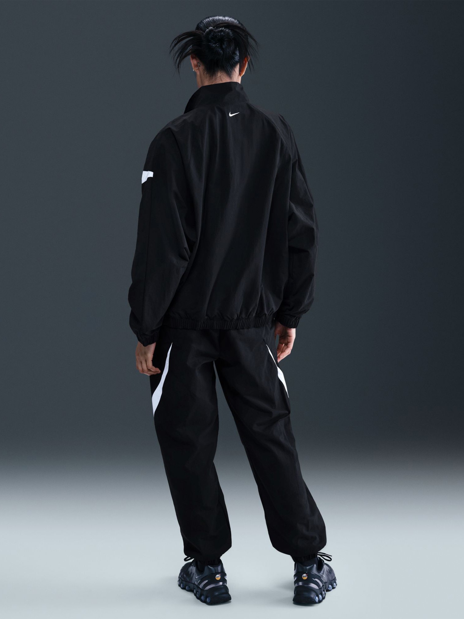 Толстовка женская Nike W NSW LOGO OS TRACK JKT черная HV4107-010 изображение 6