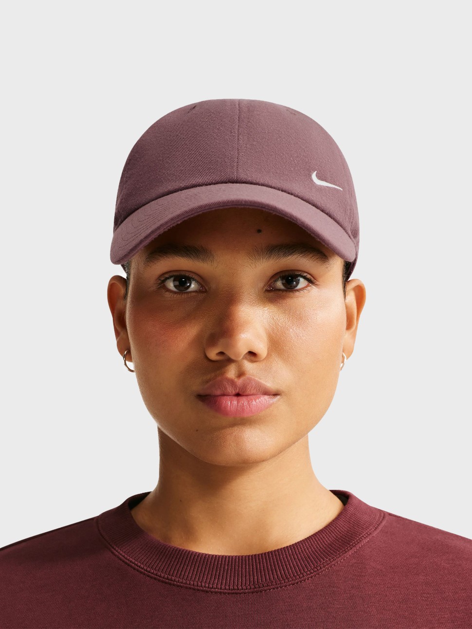 Бейсболка Nike U NK CLUB CAP U CB SM SWSH L коричнева FZ5698-502 — фото 2 — Sport City Бейсболка Nike U NK CLUB CAP U CB SM SWSH L коричнева FZ5698-502 — фото 2