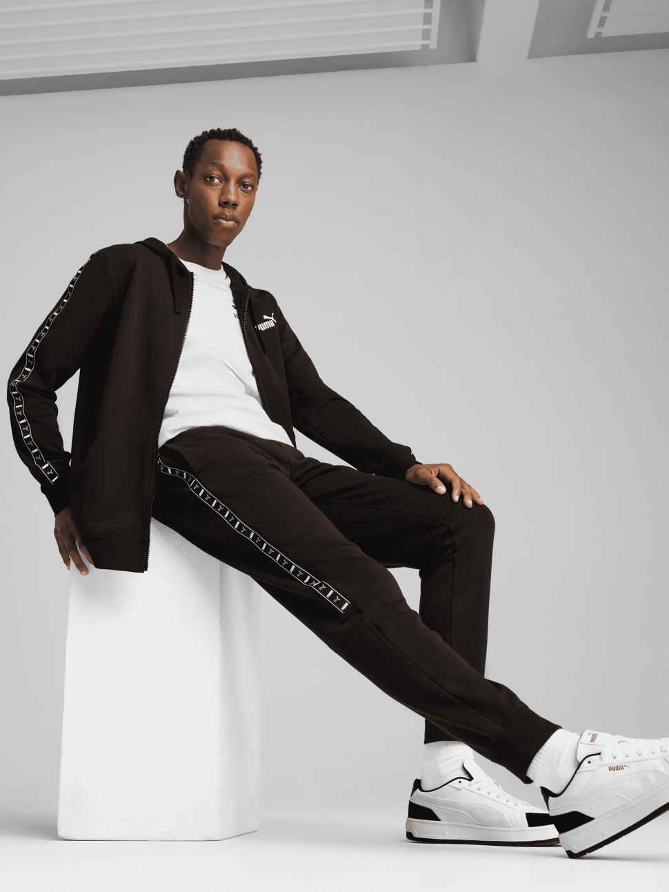 Штани чоловічі Puma ESS TAPE Sweatpants чорні 68468001 — фото 4